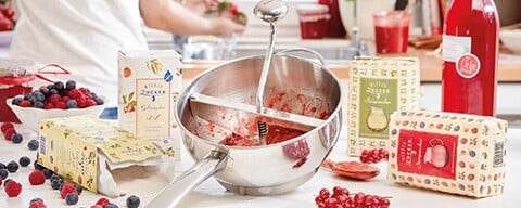 Eine Person beim Einkochen von Marmelade