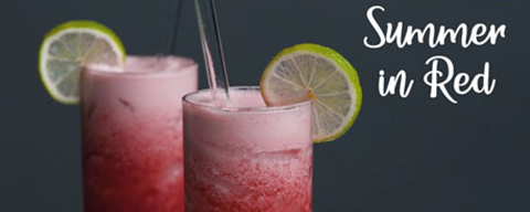 Zwei Cocktailgläser und ein Schriftzug mit der Aufschrift: "Summer in Red"