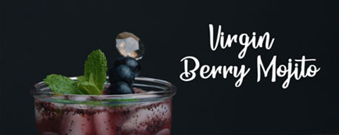 Ein Cocktailglas und ein Schriftzug mit der Aufschrift "Virgin Berry Mojito"