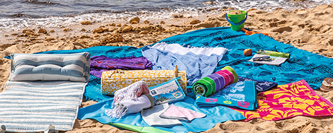 Stranddecken in verschiedenen Farben auf einem Sandstrand
