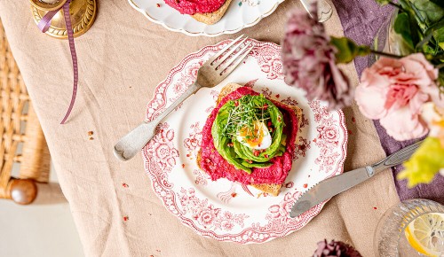SPAR Mahlzeit! Avocado Rose auf Toast mit Pink Hummus
