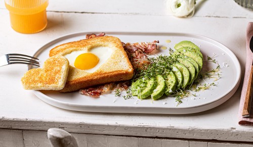 SPAR Mahlzeit Ham & Egg Herztoast mit Avocado
