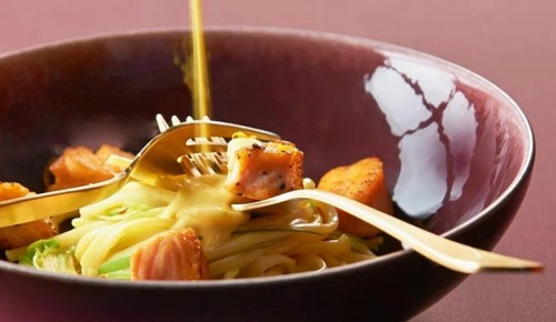 SPAR Mahlzeit! Gebratener Orangen-Lachs mit Safran-Linguini