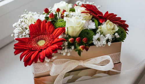 Eine Box voller verschiedener Blumen
