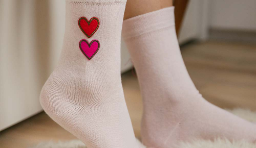 Weiße Socken mit kleinen Herzen an den Knöcheln