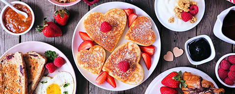 Ein Valentinstagsfrühstück auf einem Tisch