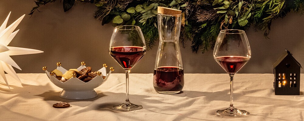 Zwei Weingläser mit Rotwein und eine Weinkaraffe