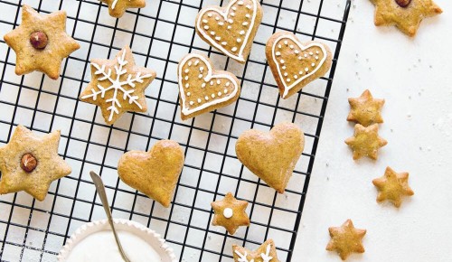 Frisch gebackener Lebkkuchen mit weißen Zuckerguss, der auf einem Backgitter auskühlt