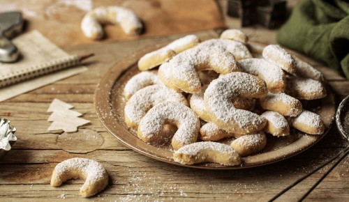 Frisch gebackene Vanillekipferl, die auf einem Teller angerichtet sind