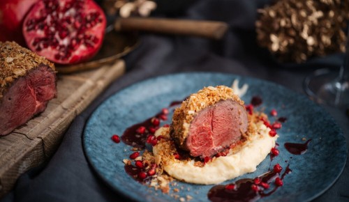 Eine Portion Hirschrücken, schön angerichtet auf einem festlich gedeckten Tisch