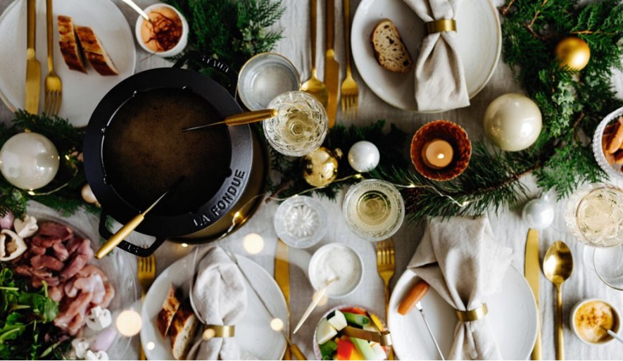 Ein für Suppenfondue gedeckter Tisch mit Fonduetopf und kleinen Speisen