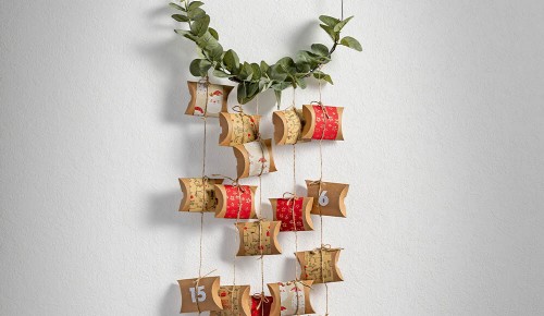 Ein Adventkalender mit selbstgebastelten Türen 