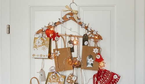 Ein Kleiderbügel-Adventskalender mit Tür-Sackerln