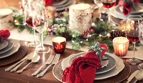 Ein weihnachtlich gedeckter Festtagstisch mit roten Servietten