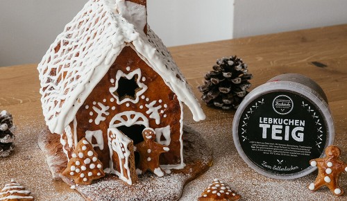 Ein verziertes Lebkuchenhaus mit Teig aus der INTERSPAR-Backstube