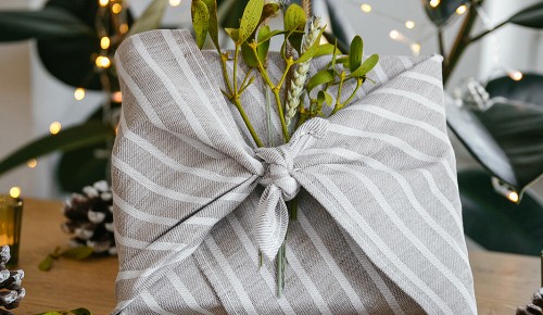Ein in ein Tuch verpacktes Geschenk