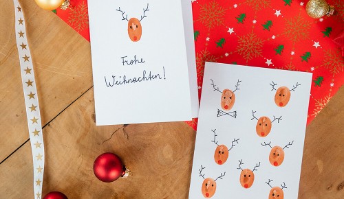 Eine selbstgebastelte Weihnachtskarte mit Fingerabdrücken
