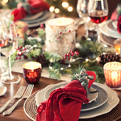 Ein weihnachtlich gedeckter Festtagstisch mit roten Servietten