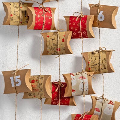 Ein Wand-Adventkalender aus selbstgebastelten Boxen