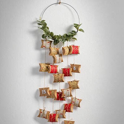 Ein Wand-Adventkalender aus selbstgebastelten Boxen