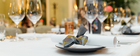 Ein festlich gedeckter Tisch mit Weingläsern und Servietten