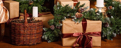 Mehrere Geschenke unter einem Christbaum
