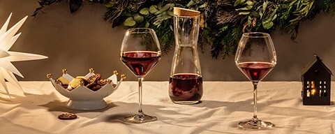 Zwei Weingläser mit Rotwein und eine Weinkaraffe