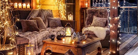 Ein weihnachtlich geschmückter und ausgeleuchteter Wintergarten