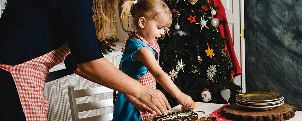 Eine Mutter und kleines Mädchen beim Keksebacken zu Weihnachten