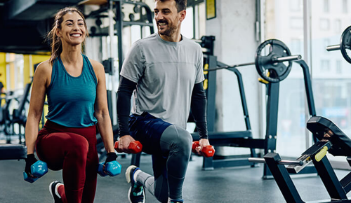 Zwei Personen beim Sport in einem Fitnessstudio
