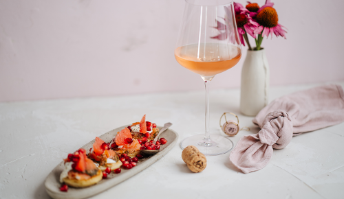 Lachs-Blinis und ein Glas Roséwein von der SPAR Mahlzeit!