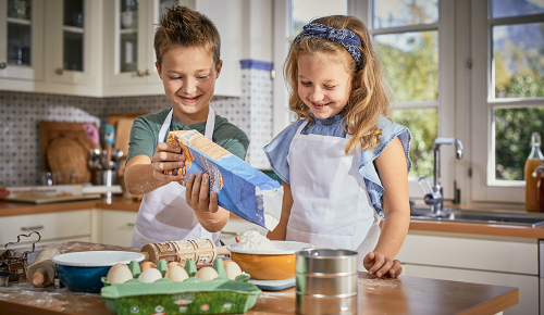 Ein Mädchen und ein Junge beim Backen