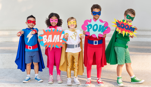 Mehrere Kinder in bunten Superhelden-Kostümen