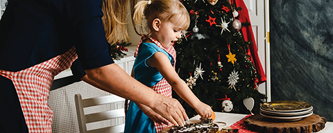 Eine Mutter und kleines Mädchen beim Keksebacken zu Weihnachten