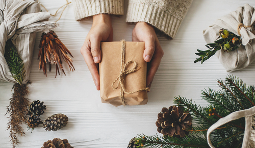 Ein in dunkelbraunes Papier verpacktes Geschenk