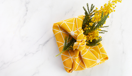 Ein, in ein gelbes Tuch verpackates, Geschenk