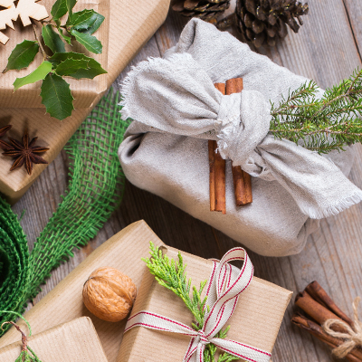 Mehrere, in braunes Papier und mit Zweigen verzierte, Geschenke