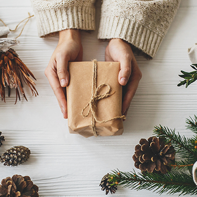 Ein in dunkelbraunes Papier verpacktes Geschenk