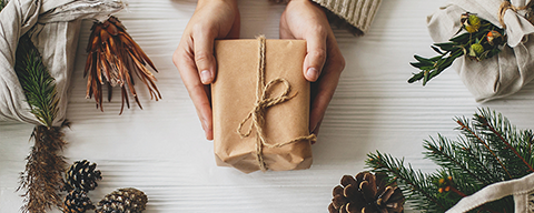 Ein in dunkelbraunes Papier verpacktes Geschenk