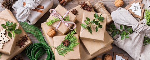 Mehrere, in braunes Papier und mit Zweigen verzierte, Geschenke