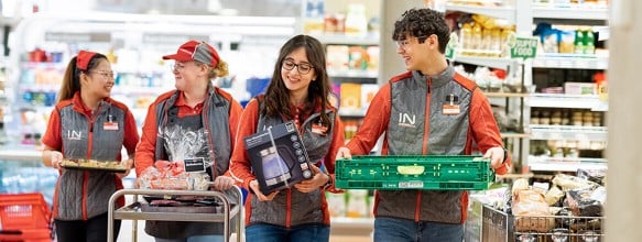 Viel Lehrlinge aus verschiedenen Bereichen gehen nebeneinander