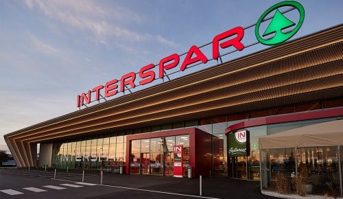 Ein INTERSPAR Hypermarkt in der Abenddämmerung