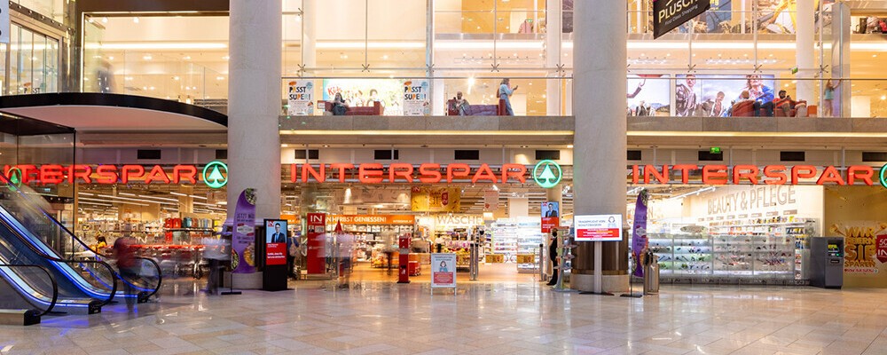 Eingang eines INTERSPAR Hypermarktes von Außen