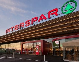 Eingang eines INTERSPAR Hypermarktes von Außen