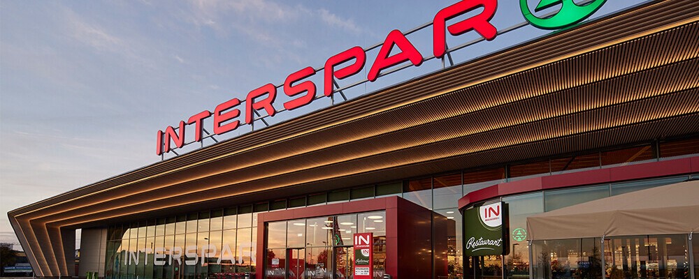 Ein INTERSPAR Hypermarkt in der Abenddämmerung