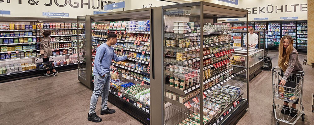 Kunden beim Einkaufen in der Frischdienst-Abteilung eines INTERSPAR