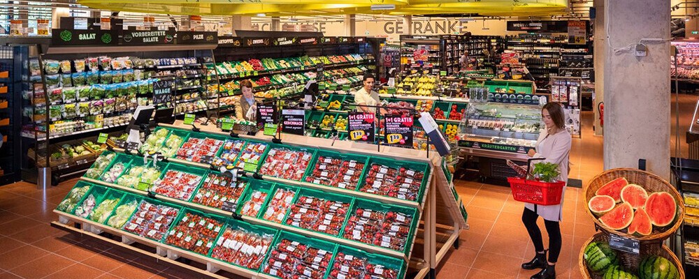 Mehrere Kunden in der Obst- und Gemüse-Abteilung von INTERSPAR