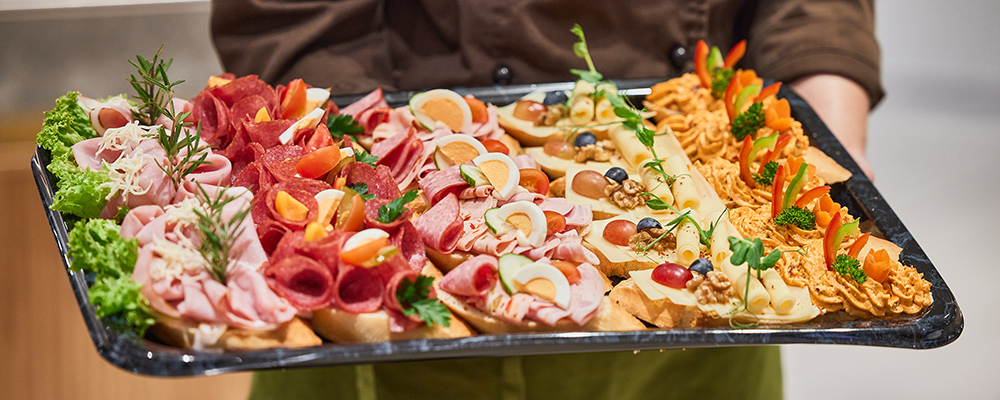 Fein aufgelegte Platte mit verschiedenen Wurst- und Käse-Spezialitäten