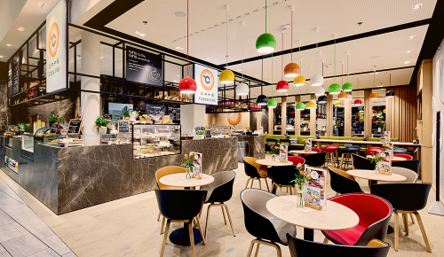Blick in ein Café Cappuccino by INTERSPAR