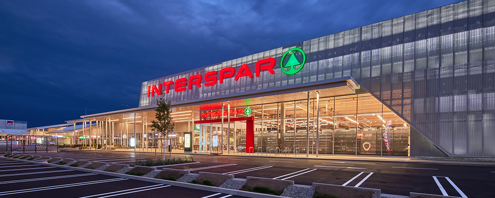 INTERSPAR Hypermarkt Oberwart in der Abenddämmerung von Außen